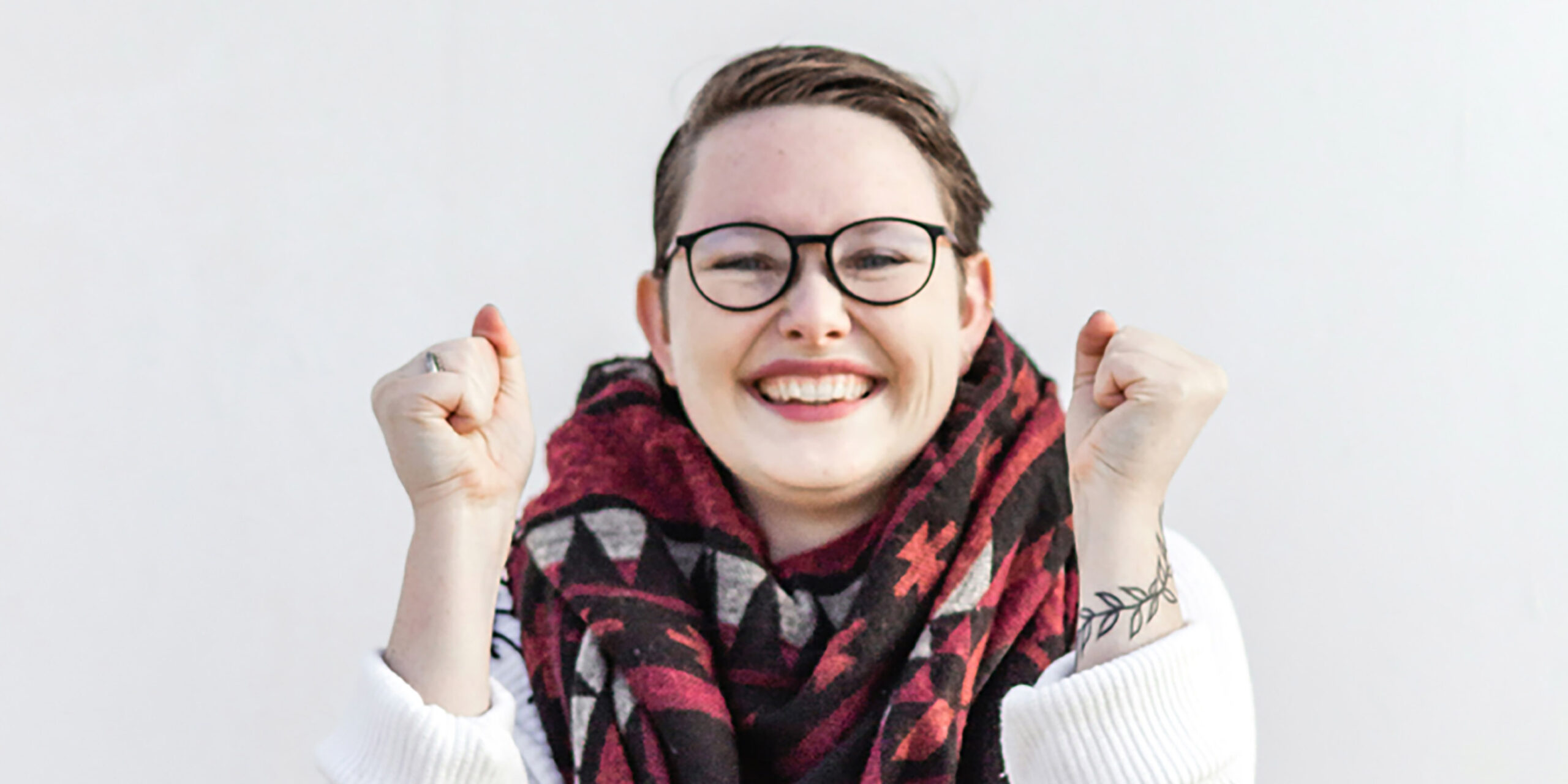 Mujer feliz y experimentando un "Ahá Moment"