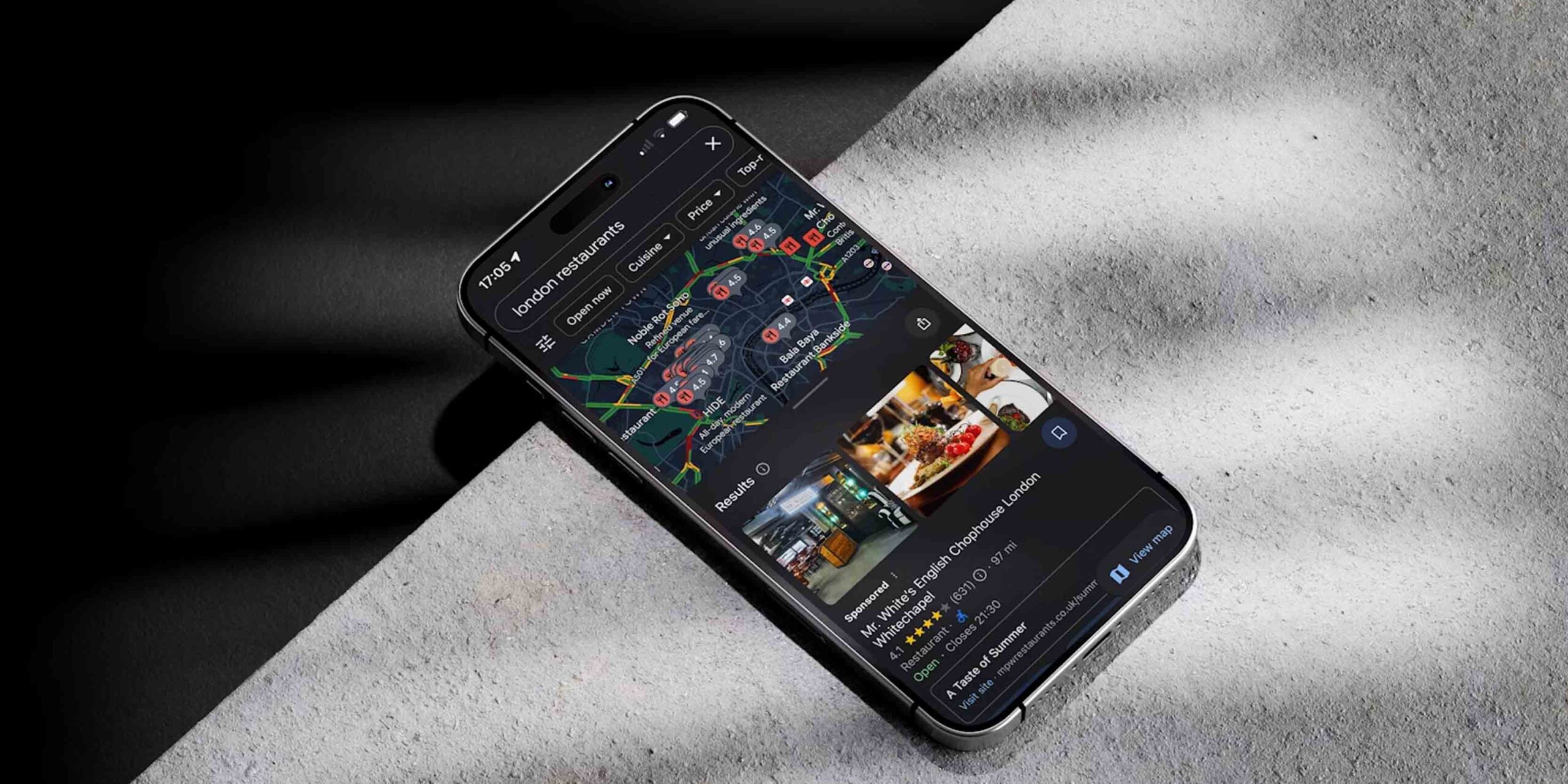 Imagen de un móvil en el que se muestra una pantalla de Google Maps