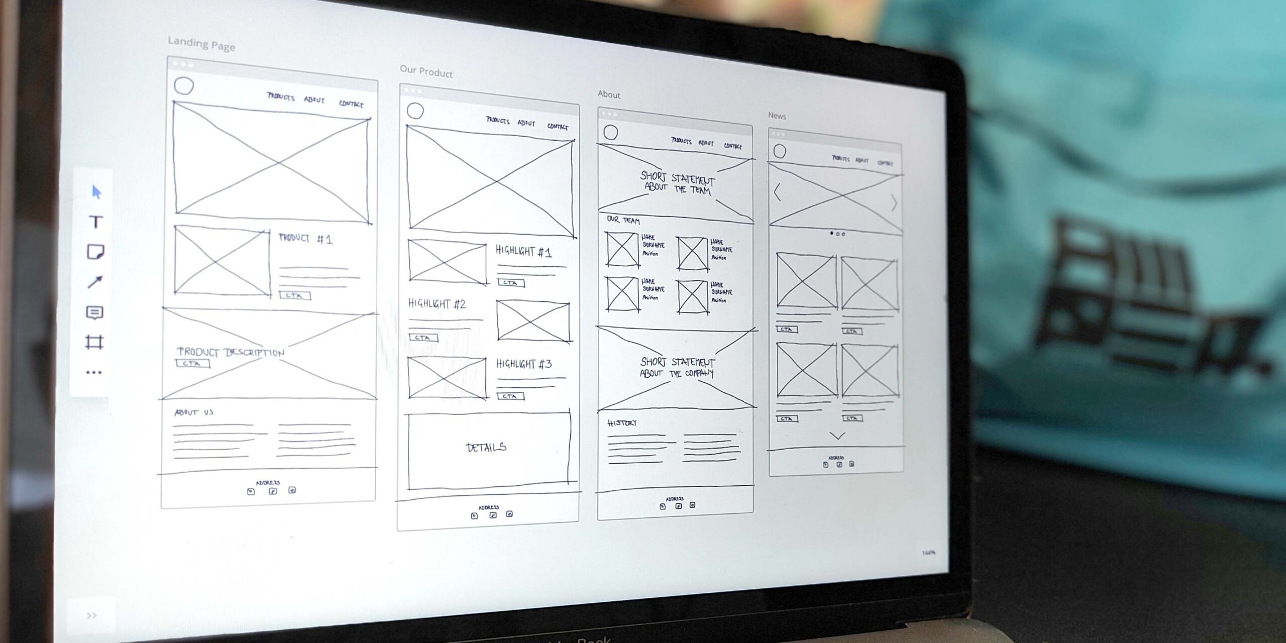 Pantalla de ordenador mostrando wireframes de baja fidelidad para el desarrollo de una interfaz.