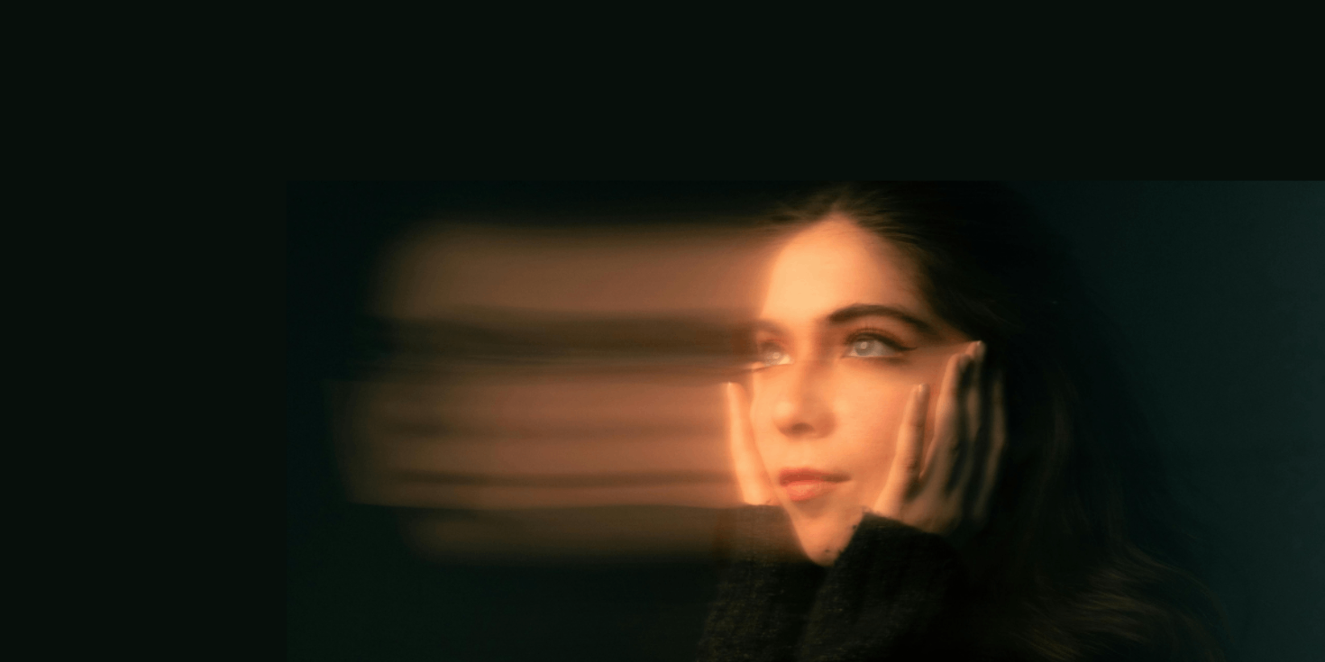 Chica en primer plano sobre fondo negro